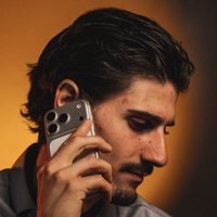 Eliot Kermoal, co-fondateur Klapy, au téléphone