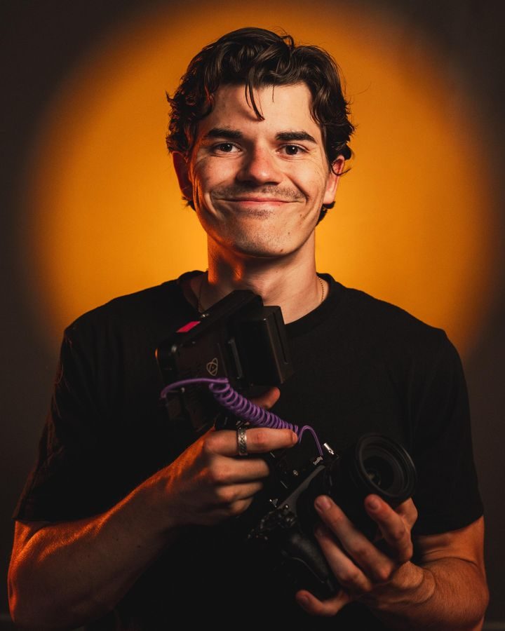 Marius Kermoal, vidéaste freelance, caméra en main